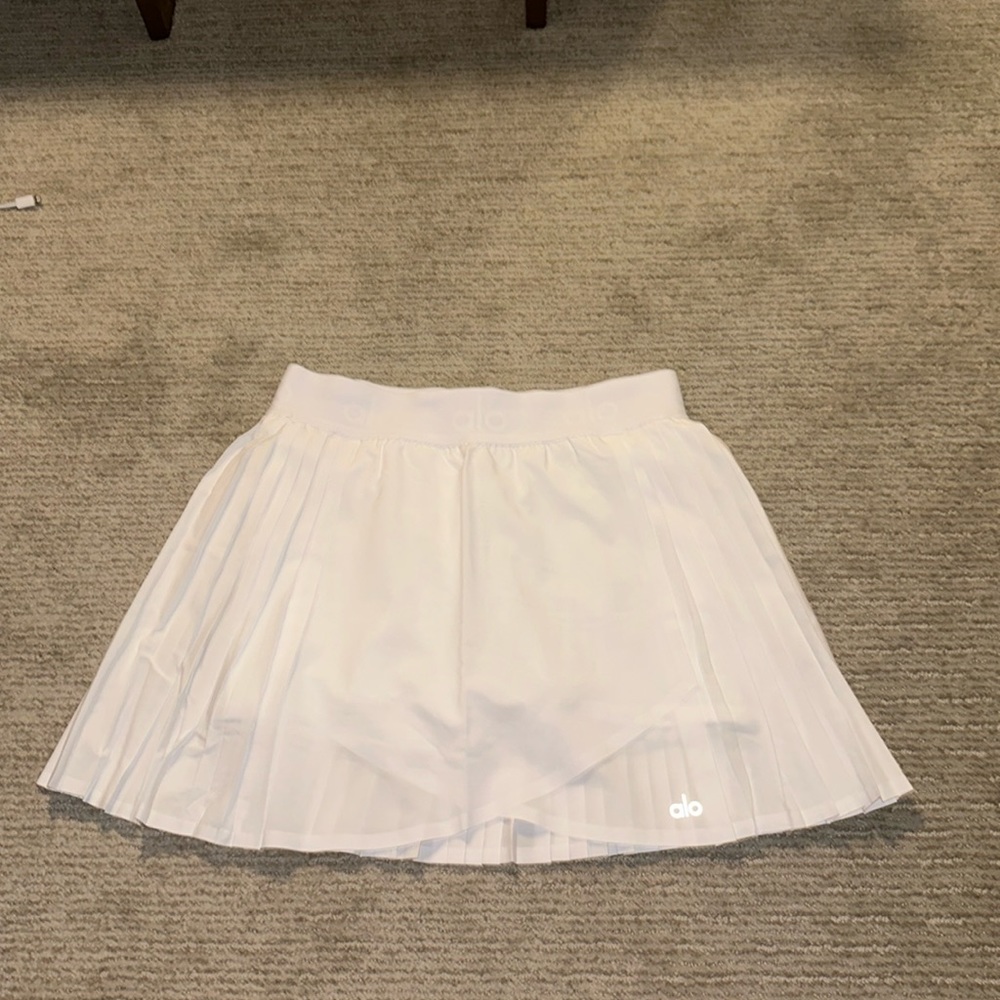 NEVER WORN Alo White Pleated Tennis Skirt